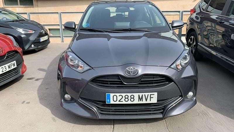 Gris Usado 2024 Toyota Yaris Hybrid Active Utilitario | 18.900 € (Buen precio) - Imagen 1/4