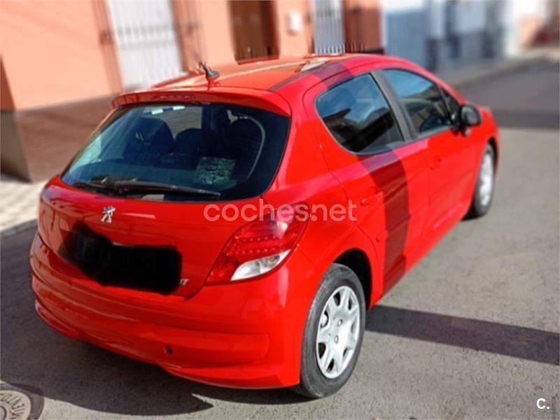 Usado Peugeot 207 70 CV (51 kW) 2008 Rojo Berlina