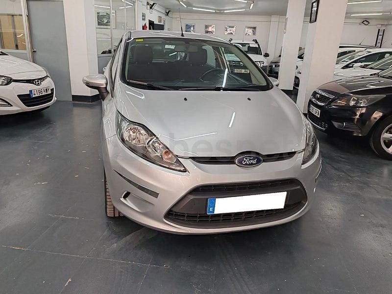 Usado Ford Fiesta Trend 82 CV (60 kW) 2012 Gris / plata Utilitario
