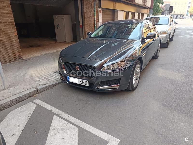 Gris / plata Usado 2018 Jaguar XF Portfolio Berlina | 24.900 € (Caro) - Imagen 1/4