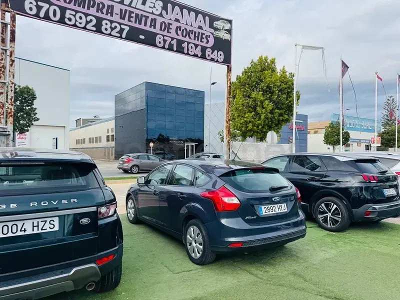 Usado Ford Focus Trend 115 CV (84 kW) 2014 Gris / plata Berlina