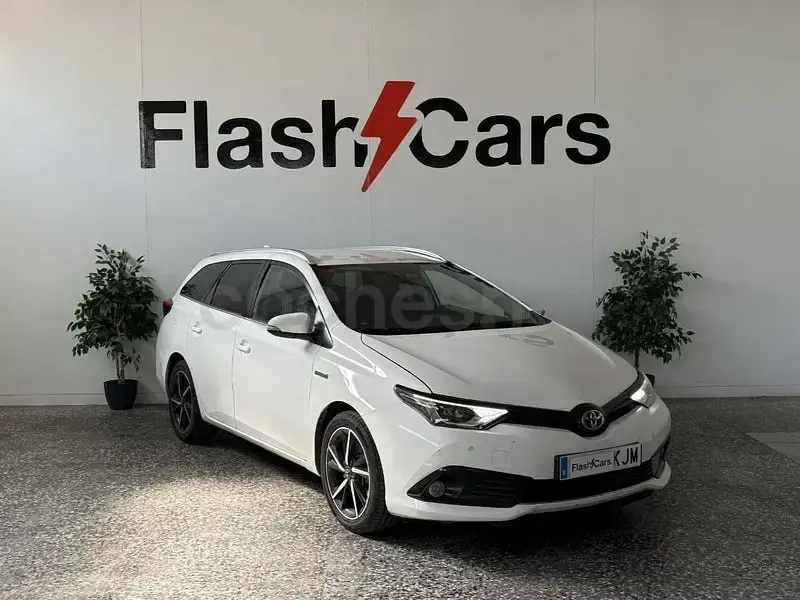 Usado Toyota Auris Hybrid Active 136 CV (100 kW) 2018 Blanco Familiar