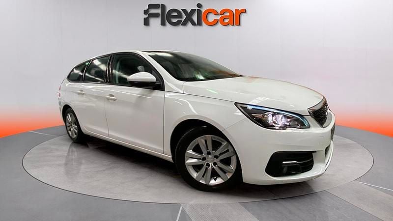 Usado Peugeot 308 Access 100 CV (73 kW) 2018 Blanco Berlina