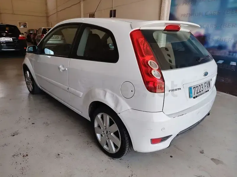 Usado Ford Fiesta Futura 68 CV (50 kW) 2007 Blanco Utilitario