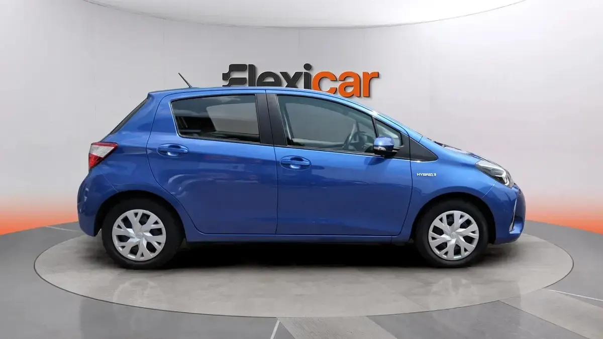 Usado Toyota Yaris Hybrid Active 100 CV (73 kW) 2019 Azul Berlina