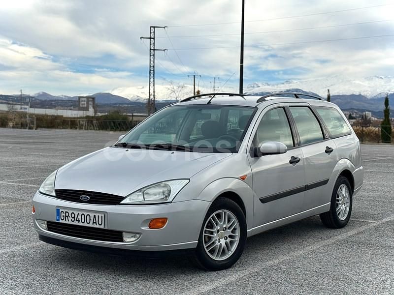 Usado Ford Focus Ghia 130 CV (95 kW) 1999 Gris / plata Familiar
