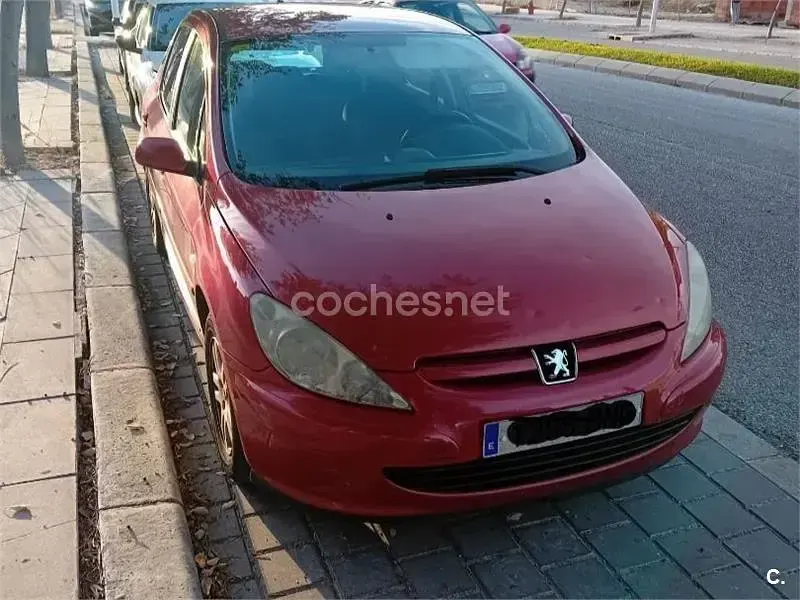 Usado Peugeot 307 110 CV (80 kW) 2005 Rojo Berlina