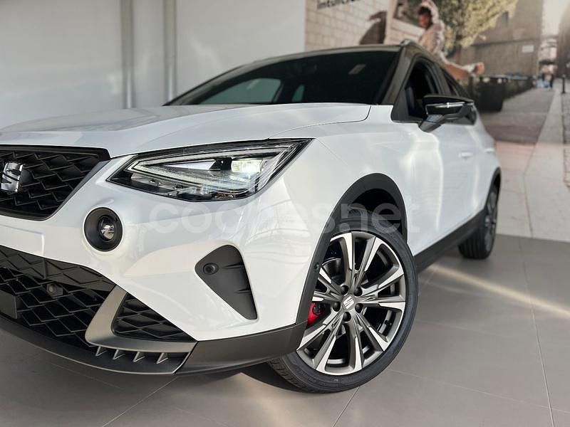 Blanco Nuevo 2025 Seat Arona FR SUV | 26.200 € (Un poco caro) - Imagen 1/4