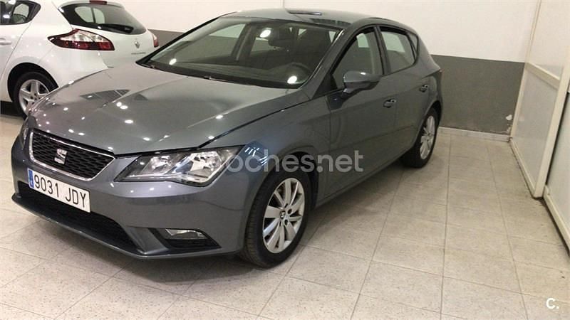 Usado Seat Leon Reference 105 CV (77 kW) 2015 Gris / plata Berlina