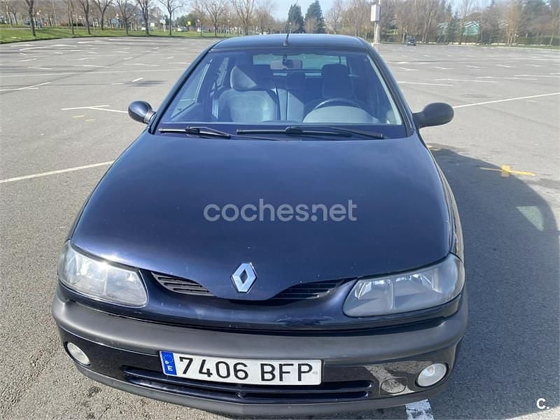 Usado Renault Laguna 115 CV (84 kW) 1998 Azul Berlina