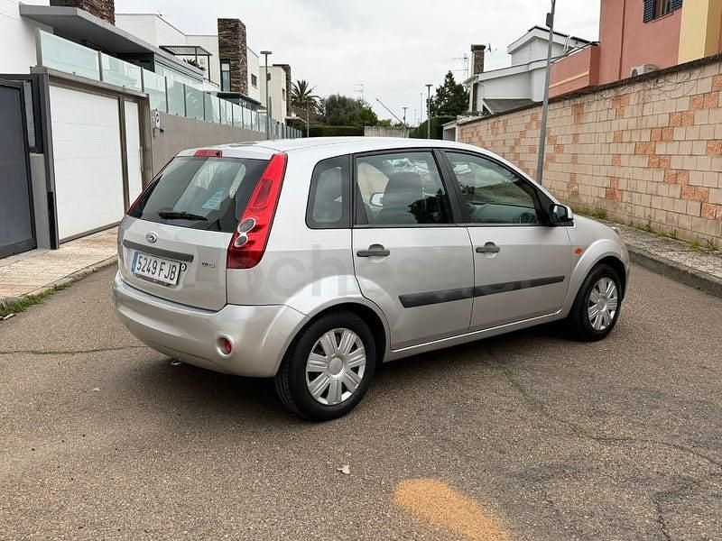 Usado Ford Fiesta Trend 90 CV (66 kW) 2007 Gris / plata Utilitario