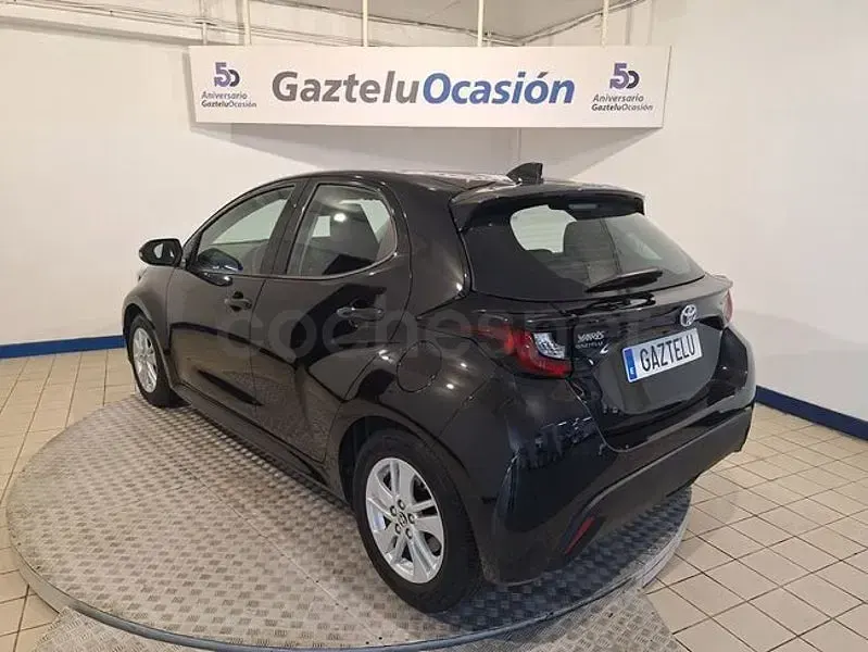 Usado Toyota Yaris Hybrid Business Edition 116 CV (85 kW) 2022 Negro Berlina