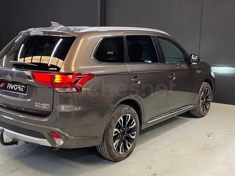 Usado Mitsubishi Outlander P-HEV 203 CV (149 kW) 2016 Marrón SUV