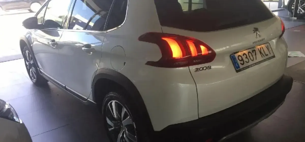 Usado Peugeot 2008 Allure 110 CV (80 kW) 2018 Blanc nacre SUV