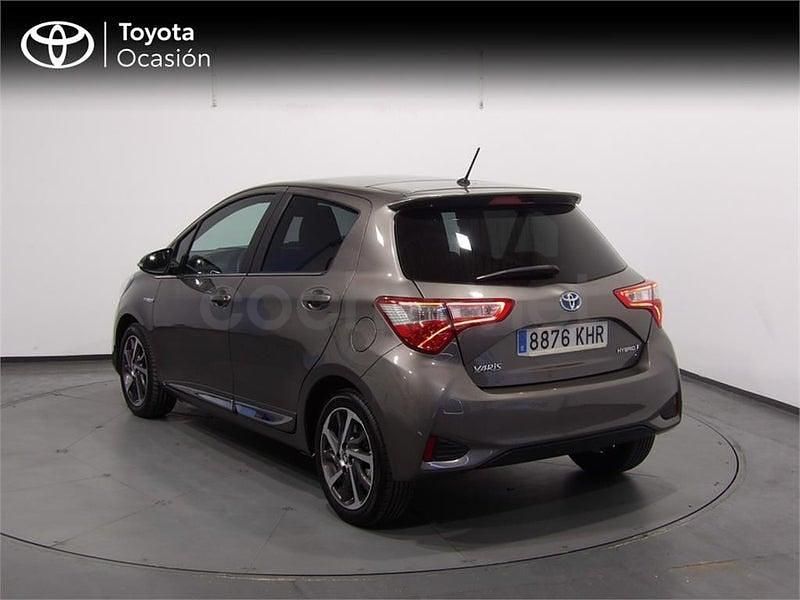 Usado Toyota Yaris Hybrid Advance 100 CV (73 kW) 2018 Gris / plata Berlina