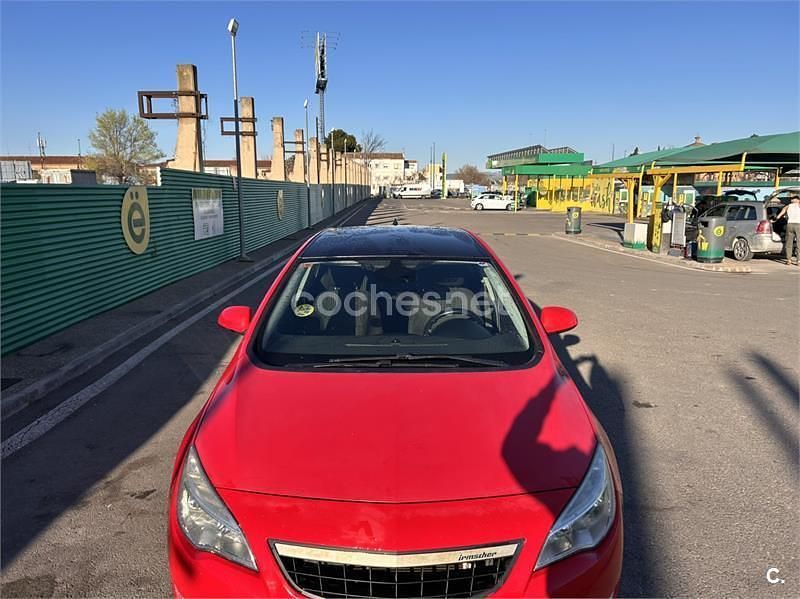 Usado Opel Astra Enjoy 110 CV (80 kW) 2011 Rojo Familiar