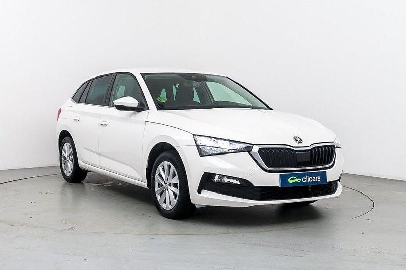 Usado Skoda Scala Selection 116 CV (85 kW) 2023 Blanco Utilitario