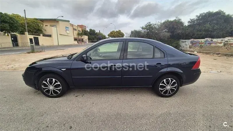Usado Ford Mondeo Futura 130 CV (95 kW) 2005 Azul Berlina