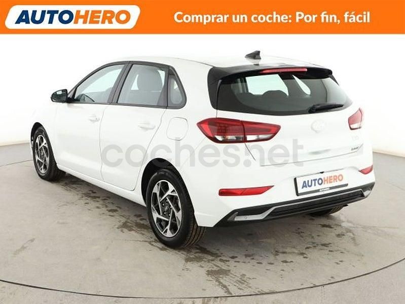 Usado Hyundai i30 120 CV (88 kW) 2025 Blanco Berlina