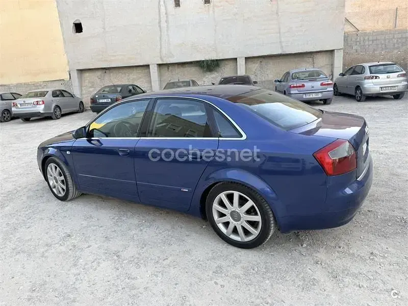 Usado Audi A4 130 CV (95 kW) 2004 Azul Berlina