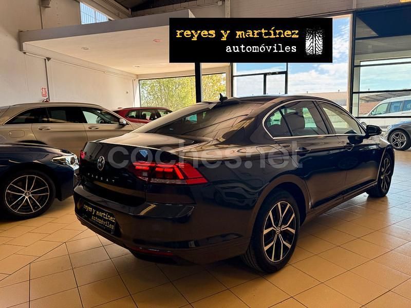 Usado VW Passat Executive 120 CV (88 kW) 2020 Gris / plata Berlina