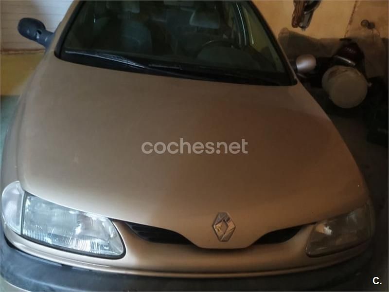 Usado Renault Laguna 95 CV (69 kW) 1997 Beige Berlina