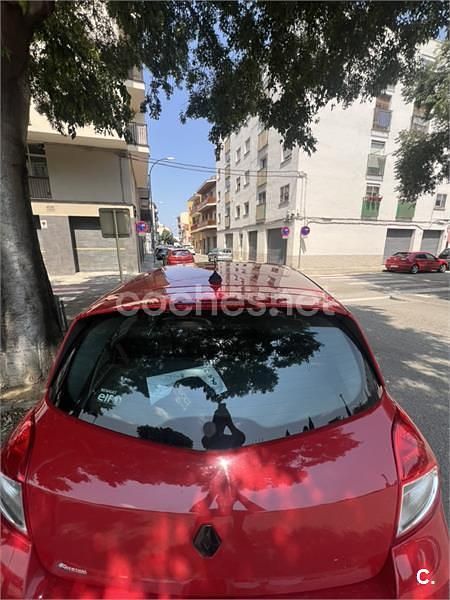 Begagnad Renault Clio IV Evolution 105 HK (77 kW) 2012 Röd Sedan