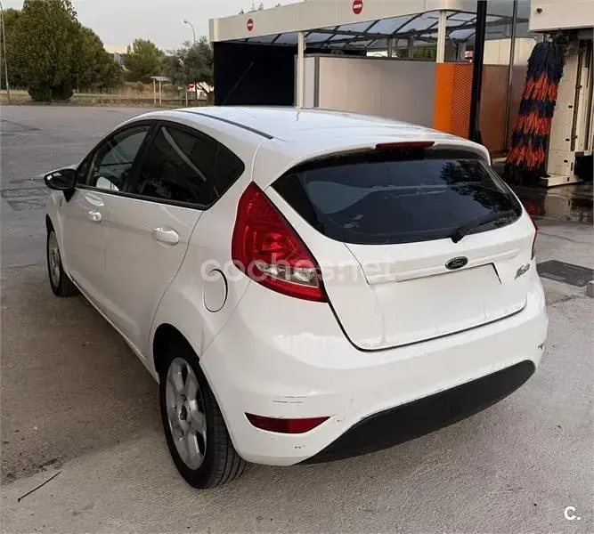 Usado Ford Fiesta Trend 96 CV (70 kW) 2010 Blanco Berlina