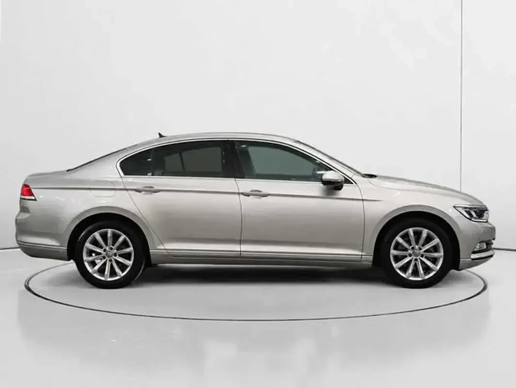 Usado VW Passat Advance 150 CV (110 kW) 2017 Gris Berlina