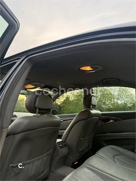 Usado Mercedes E270 Elegance 177 CV (130 kW) 2004 Azul Berlina