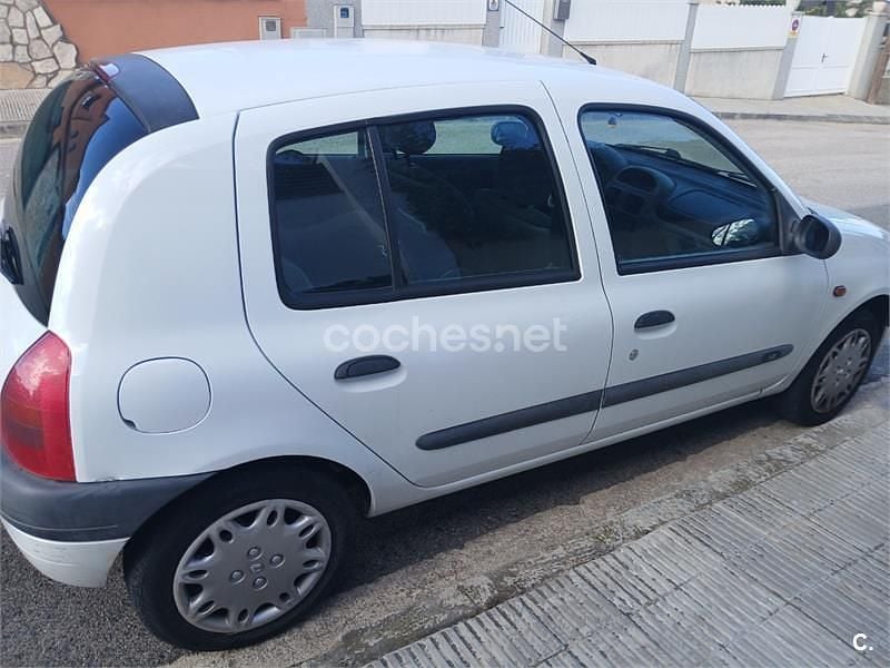 Usado Renault Clio II 60 CV (44 kW) 2000 Blanco Berlina