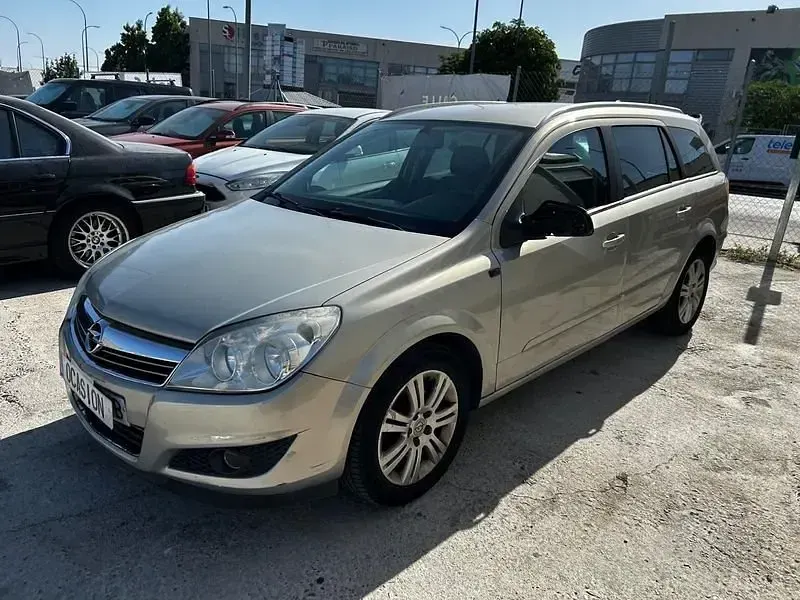Usado Opel Astra Edition 110 CV (80 kW) 2010 Gris Familiar