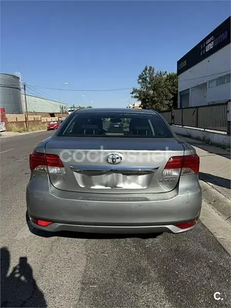 Usado Toyota Avensis Advance 124 CV (91 kW) 2013 Gris / plata Berlina