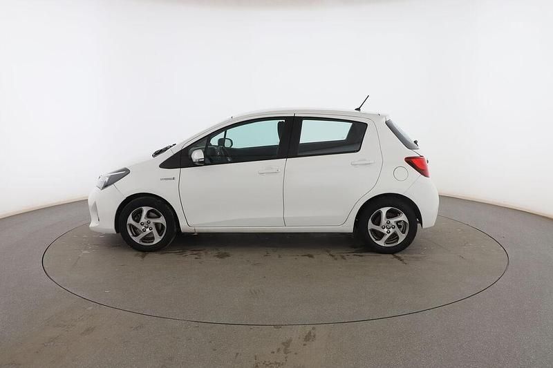 Usado Toyota Yaris Hybrid Active 101 CV (74 kW) 2015 Blanco Utilitario
