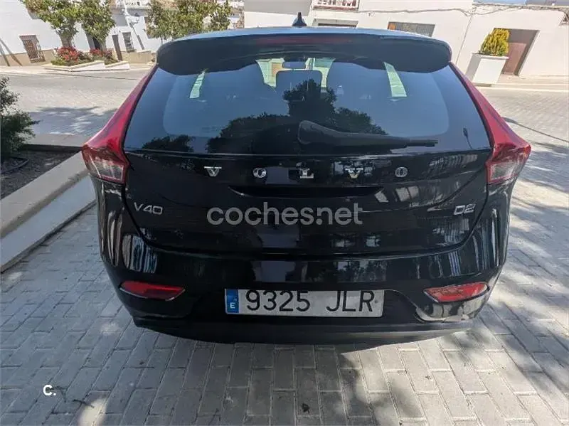 Usado Volvo V40 Momentum 120 CV (88 kW) 2016 Negro Berlina