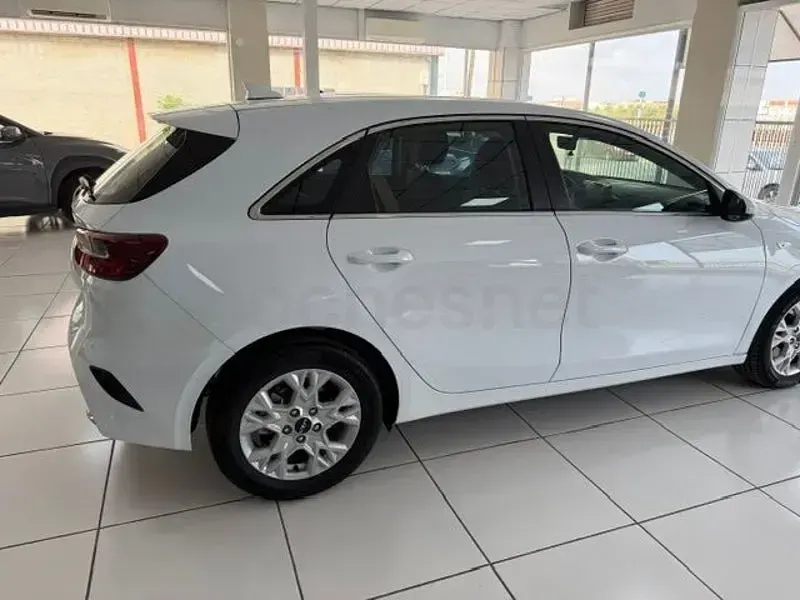 Usado Kia Ceed 100 CV (73 kW) 2023 Blanco Utilitario