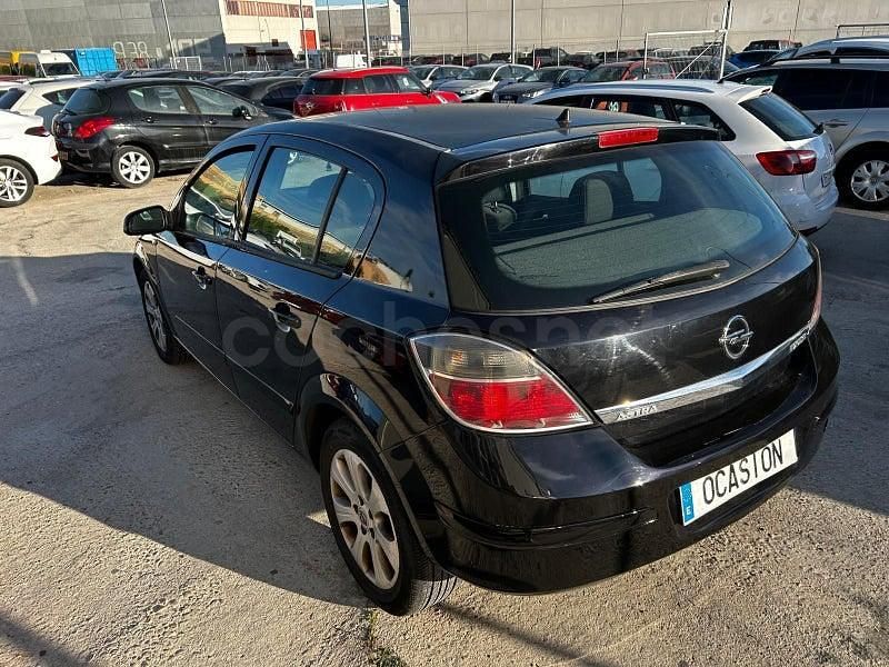 Usado Opel Astra Cosmo 100 CV (73 kW) 2008 Negro Berlina