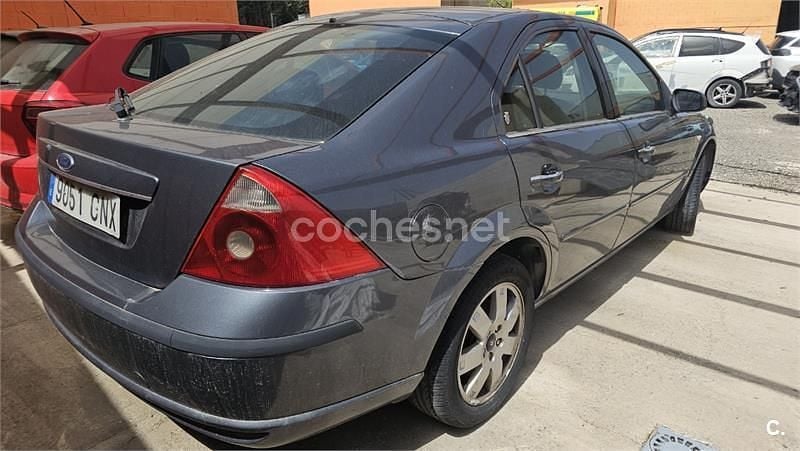 Usado Ford Mondeo Ghia 130 CV (95 kW) 2003 Gris / plata Berlina