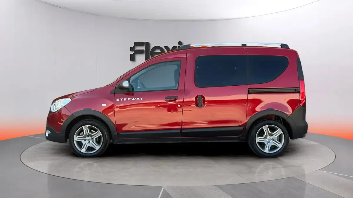 Usado Dacia Dokker Comfort 95 CV (69 kW) 2020 Rojo Monovolumen