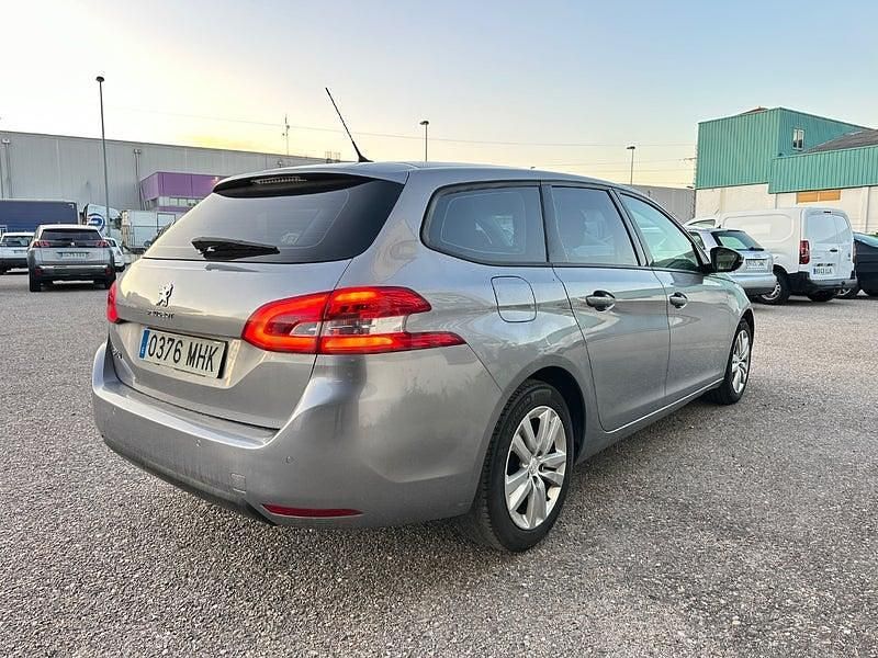 Usado Peugeot 308 SW Access 100 CV (73 kW) 2019 Gris / plata Familiar