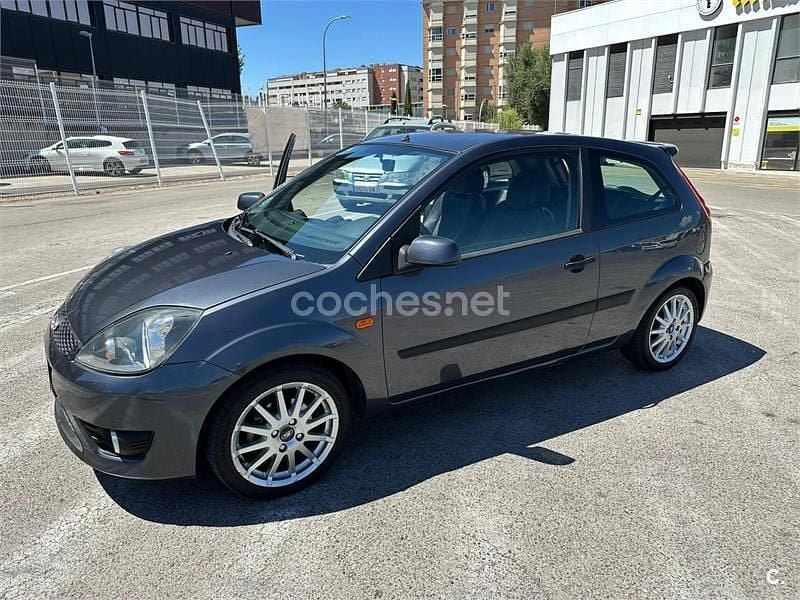 Usado Ford Fiesta Futura 90 CV (66 kW) 2008 Gris / plata Utilitario