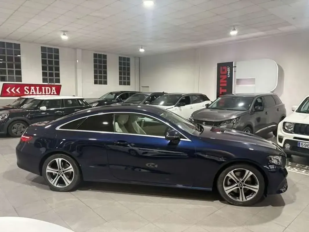 Usado Mercedes E220 194 CV (142 kW) 2019 Azul Coupe