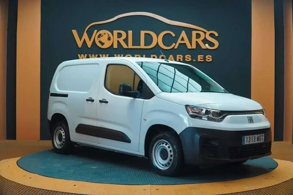 Usado Fiat Doblò 102 CV (75 kW) 2023 Blanco Monovolumen
