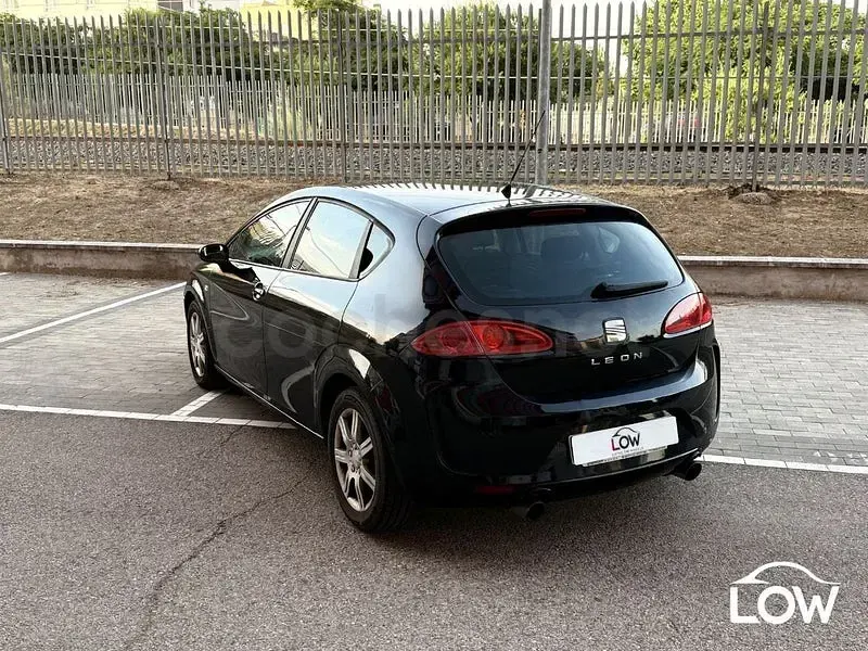 Usado Seat Leon Sport 102 CV (75 kW) 2006 Negro Utilitario