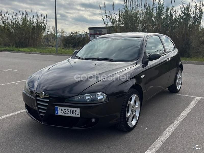 Negro Usado 2005 Alfa Romeo 147 Distinctive Utilitario | 3250 € (Precio justo) - Imagen 1/4