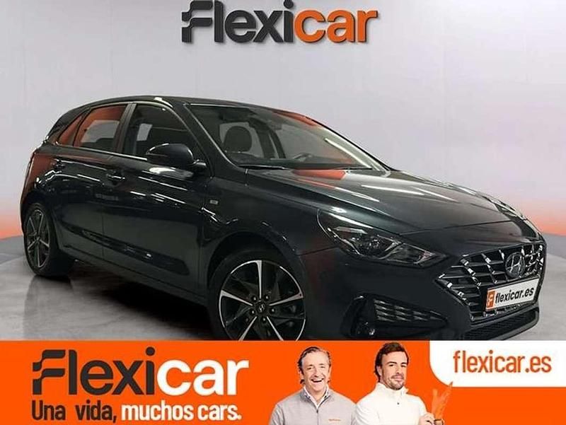 Gris Usado 2023 Hyundai i30 Berlina | 17.090 € (Precio justo) - Imagen 1/4