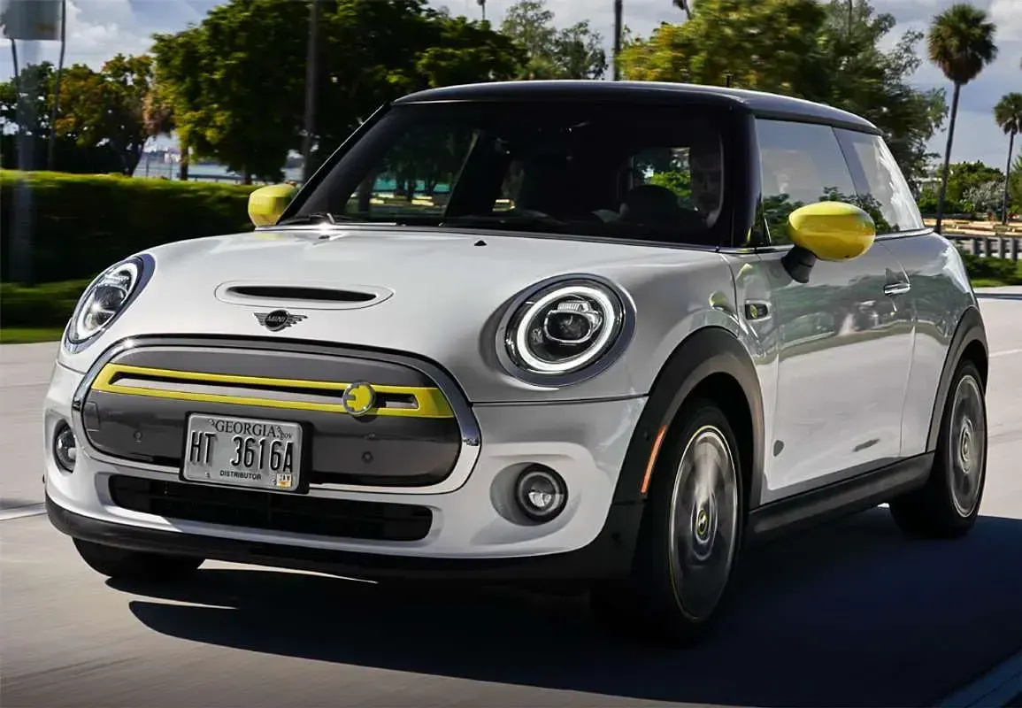Käytetty Mini Cooper SE 135 kW (184 HP) 2021 Musta Viistoperä