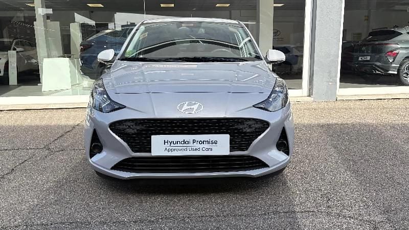 Usado Hyundai i10 66 CV (48 kW) 2025 Gris/plata Utilitario