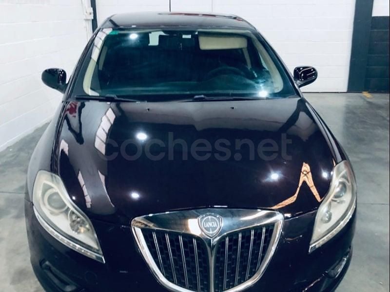 Granate Usado 2008 Lancia Delta Utilitario | 3950 € (Precio justo) - Imagen 1/4