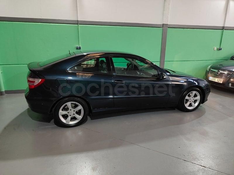 Usado Mercedes C180 143 CV (105 kW) 2006 Azul Berlina